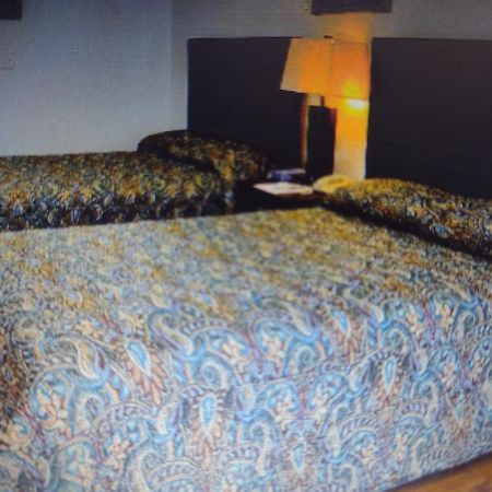 Budget Inn & Suites -Super-Ice Cold Spotless Rooms- Door-To-Door Lit Parking & Lowest Price Plus Hbo Max,Spanish Tv, Internet Free!! Freer エクステリア 写真