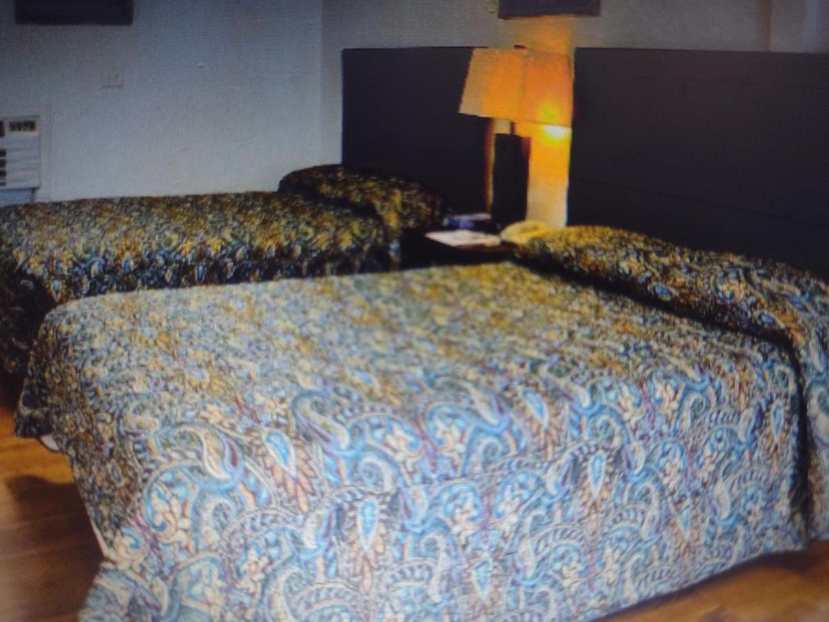 Budget Inn & Suites -Super-Ice Cold Spotless Rooms- Door-To-Door Lit Parking & Lowest Price Plus Hbo Max,Spanish Tv, Internet Free!! Freer エクステリア 写真
