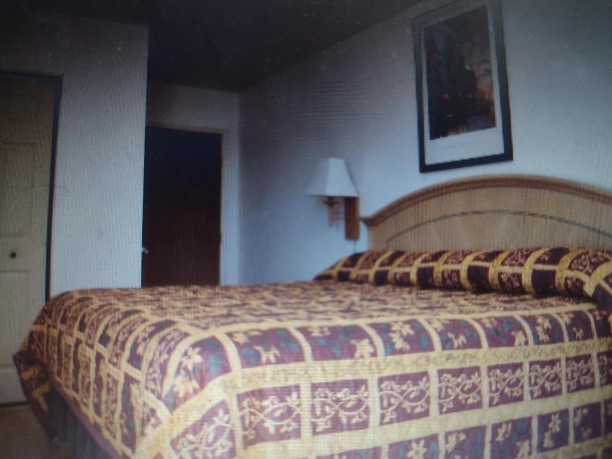 Budget Inn & Suites -Super-Ice Cold Spotless Rooms- Door-To-Door Lit Parking & Lowest Price Plus Hbo Max,Spanish Tv, Internet Free!! Freer エクステリア 写真