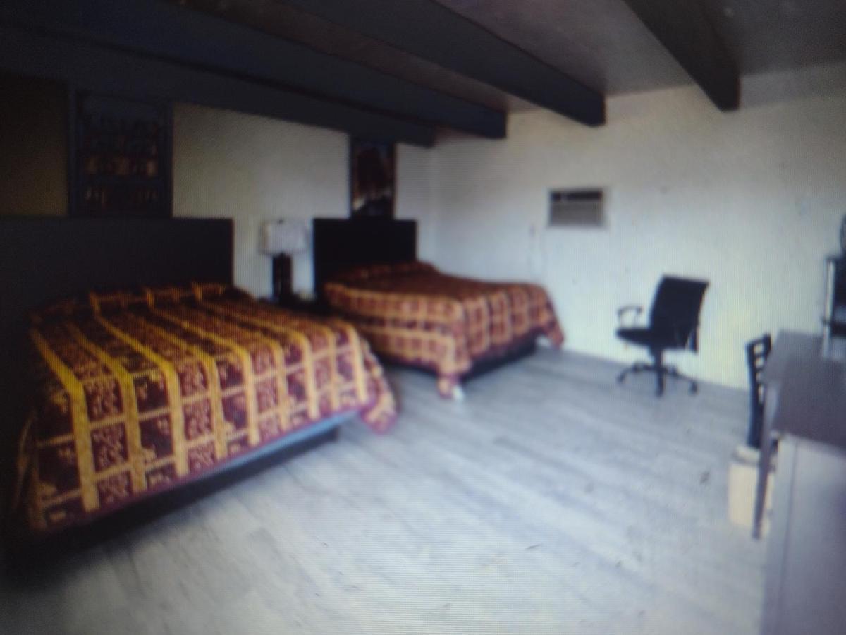 Budget Inn & Suites -Super-Ice Cold Spotless Rooms- Door-To-Door Lit Parking & Lowest Price Plus Hbo Max,Spanish Tv, Internet Free!! Freer エクステリア 写真