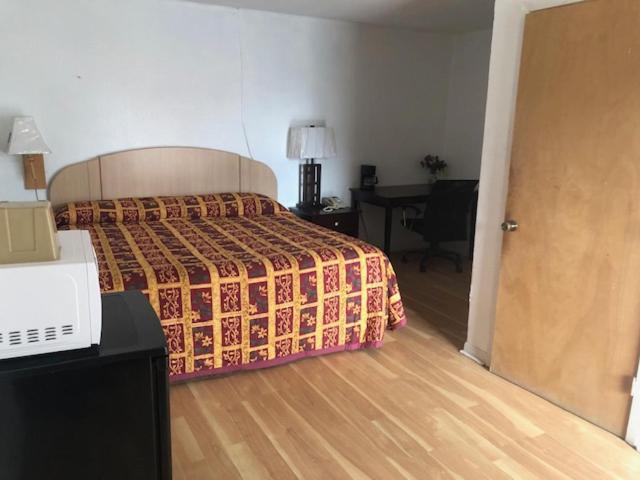 Budget Inn & Suites -Super-Ice Cold Spotless Rooms- Door-To-Door Lit Parking & Lowest Price Plus Hbo Max,Spanish Tv, Internet Free!! Freer エクステリア 写真