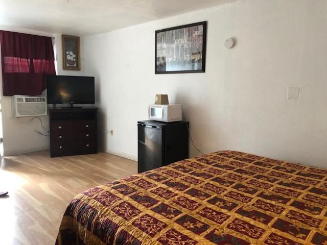 Budget Inn & Suites -Super-Ice Cold Spotless Rooms- Door-To-Door Lit Parking & Lowest Price Plus Hbo Max,Spanish Tv, Internet Free!! Freer エクステリア 写真